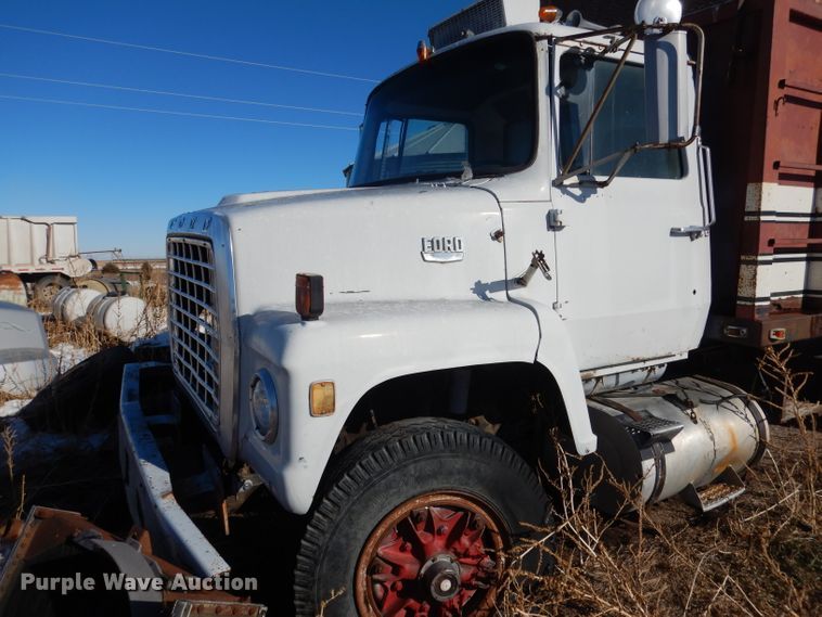 image for item DG5882 1976 Ford LNT9000 grain truck