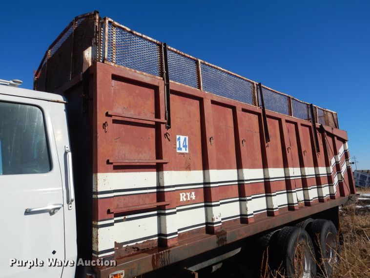 image for item DG5882 1976 Ford LNT9000 grain truck