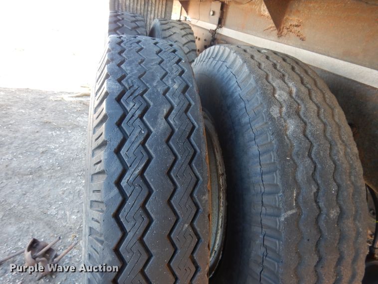 image for item DG5882 1976 Ford LNT9000 grain truck