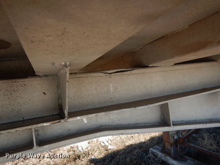 image for item DG5883 2000 Redwood silage trailer