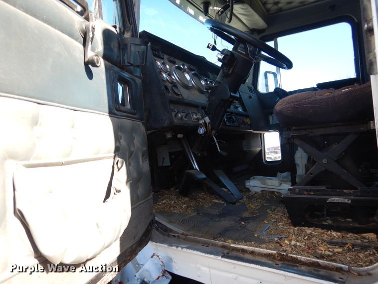 image for item DG5884 1993 Kenworth T600 grain truck