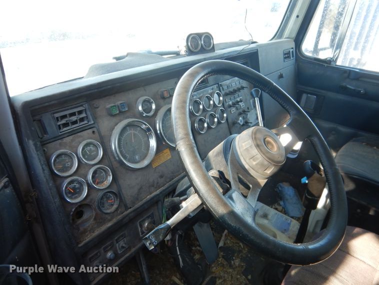 image for item DG5884 1993 Kenworth T600 grain truck