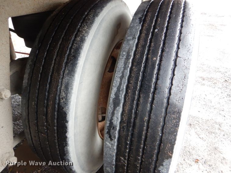 image for item DH6877 2005 Wabash dry van trailer