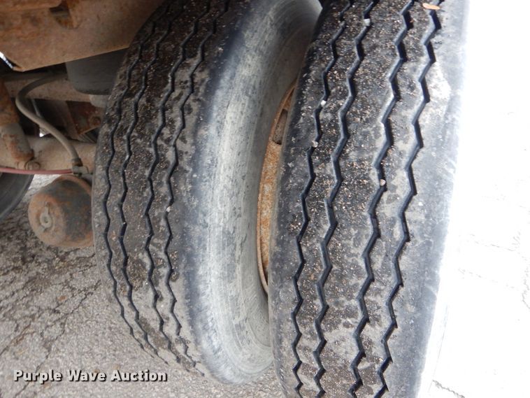 image for item DH6880 2005 Wabash dry van trailer