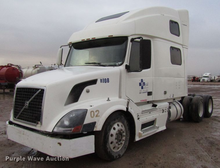 image for item DH8303 2004 Volvo VN semi truck