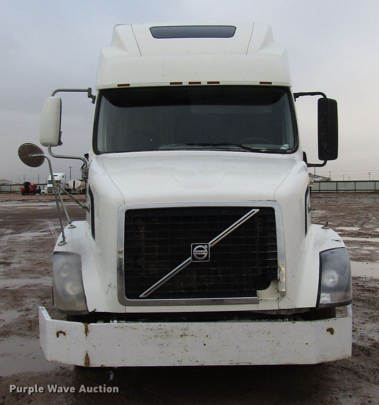image for item DH8303 2004 Volvo VN semi truck