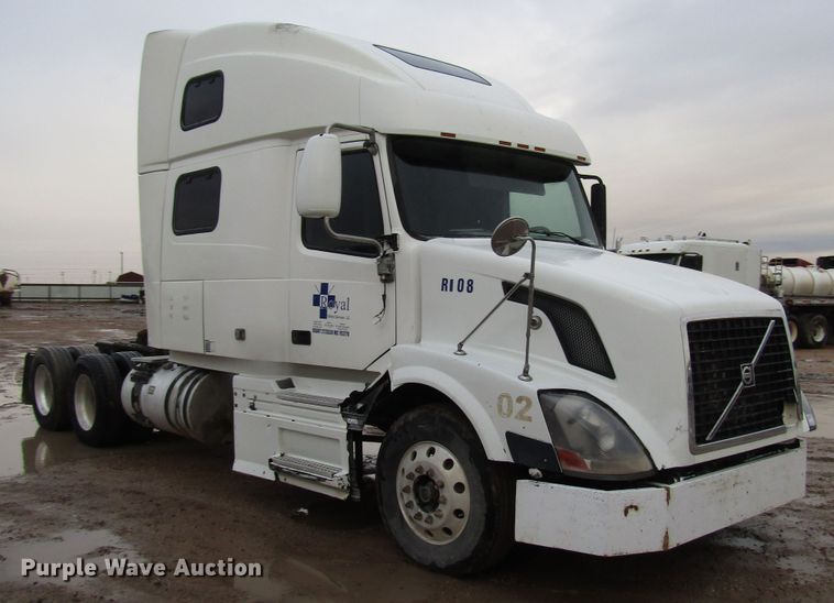 image for item DH8303 2004 Volvo VN semi truck