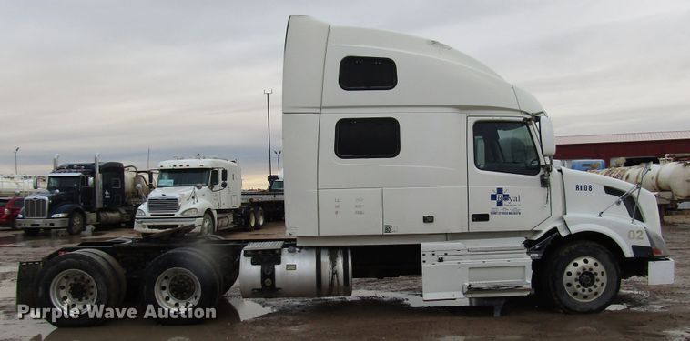 image for item DH8303 2004 Volvo VN semi truck