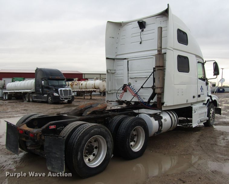 image for item DH8303 2004 Volvo VN semi truck