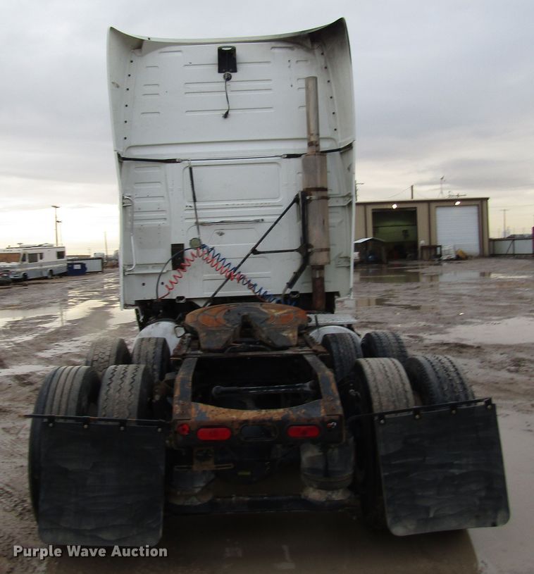 image for item DH8303 2004 Volvo VN semi truck