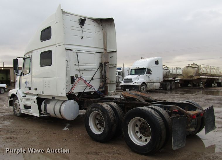 image for item DH8303 2004 Volvo VN semi truck