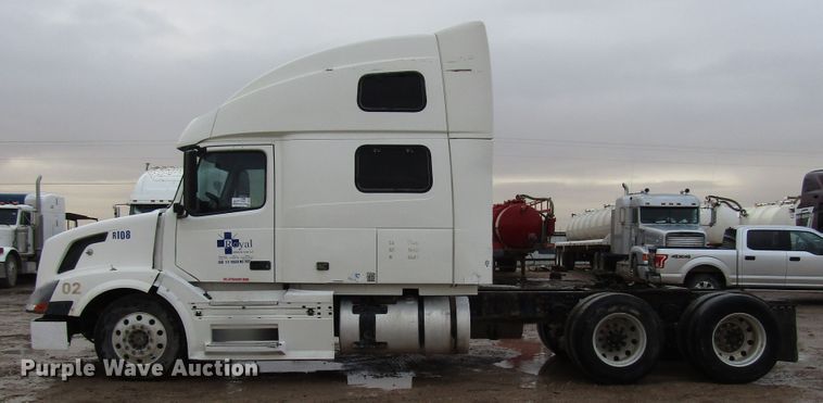 image for item DH8303 2004 Volvo VN semi truck