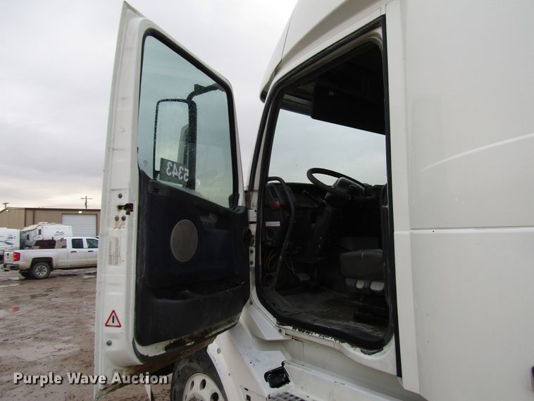 image for item DH8303 2004 Volvo VN semi truck