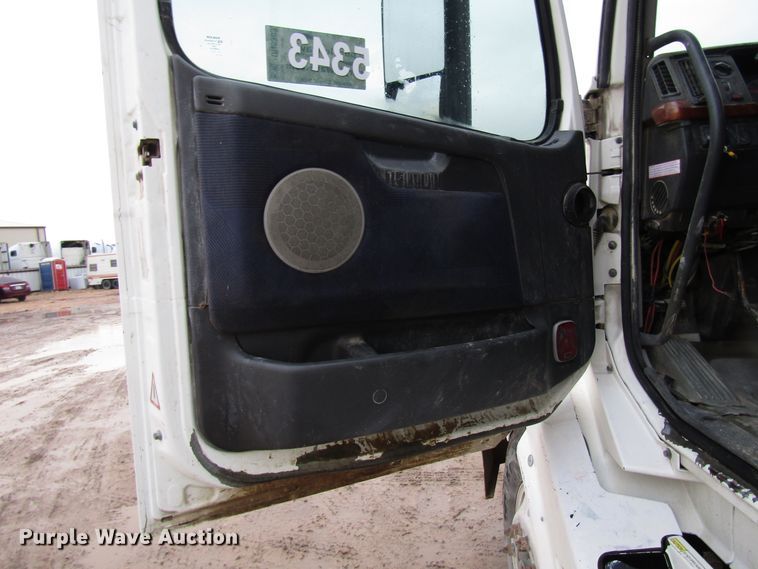 image for item DH8303 2004 Volvo VN semi truck