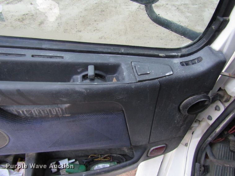 image for item DH8303 2004 Volvo VN semi truck