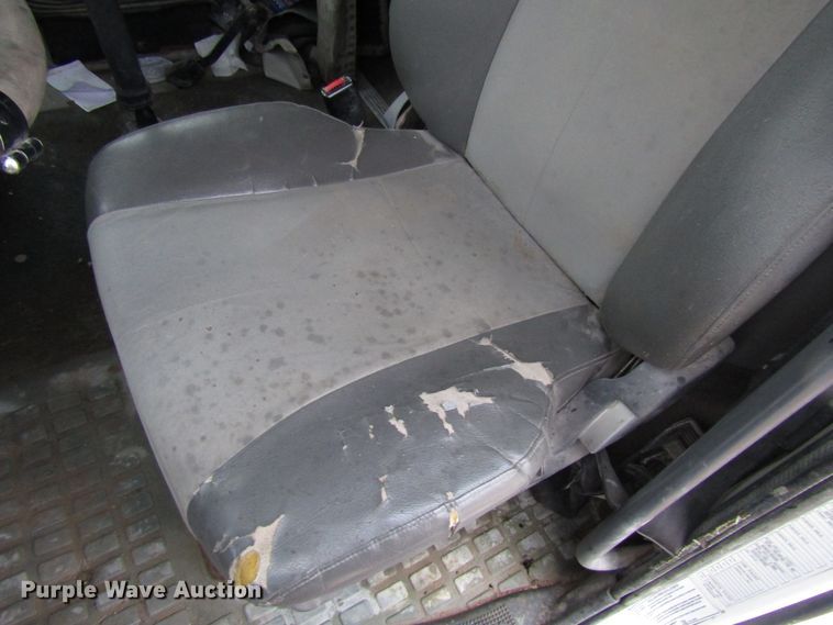 image for item DH8303 2004 Volvo VN semi truck