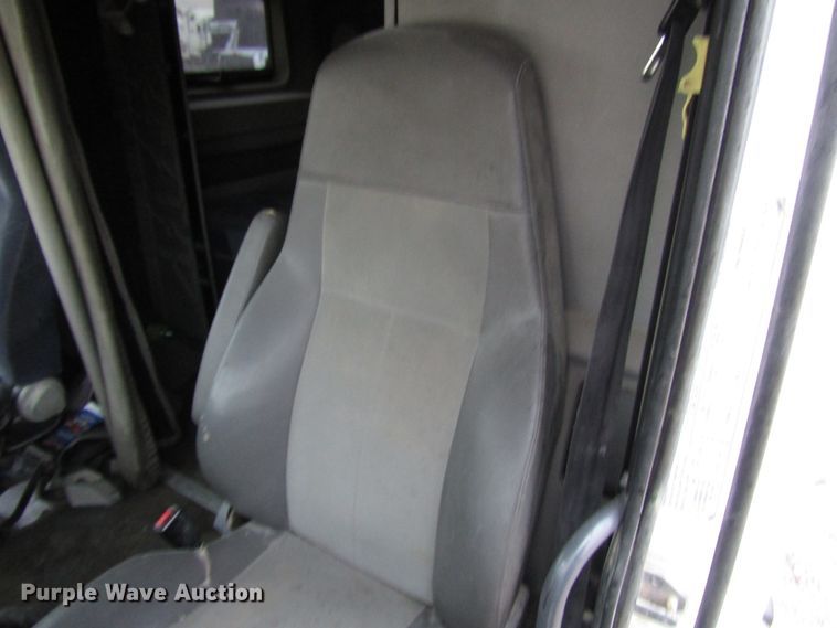 image for item DH8303 2004 Volvo VN semi truck