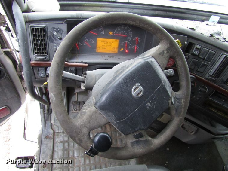 image for item DH8303 2004 Volvo VN semi truck