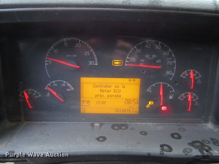 image for item DH8303 2004 Volvo VN semi truck