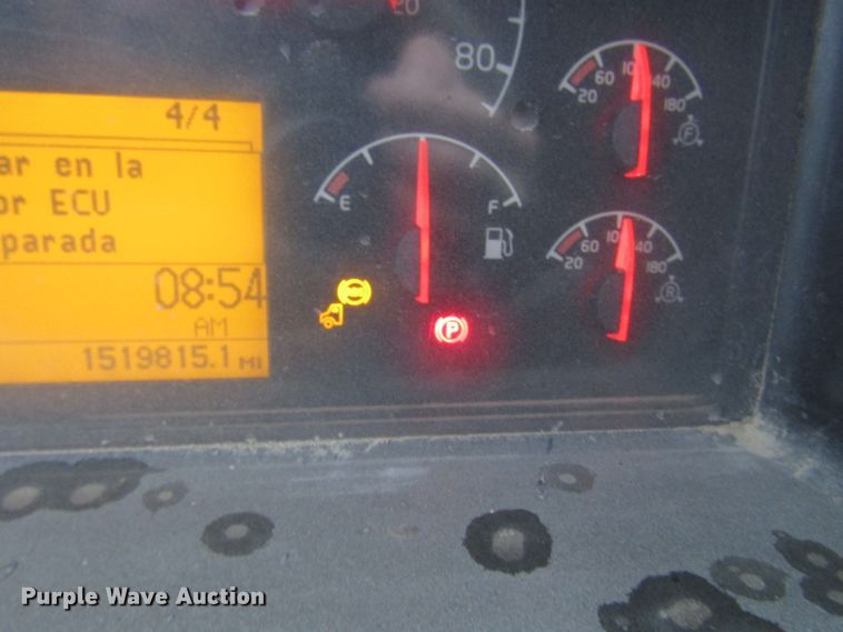 image for item DH8303 2004 Volvo VN semi truck