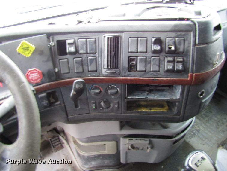 image for item DH8303 2004 Volvo VN semi truck