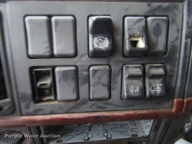 image for item DH8303 2004 Volvo VN semi truck