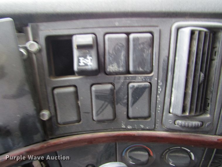 image for item DH8303 2004 Volvo VN semi truck