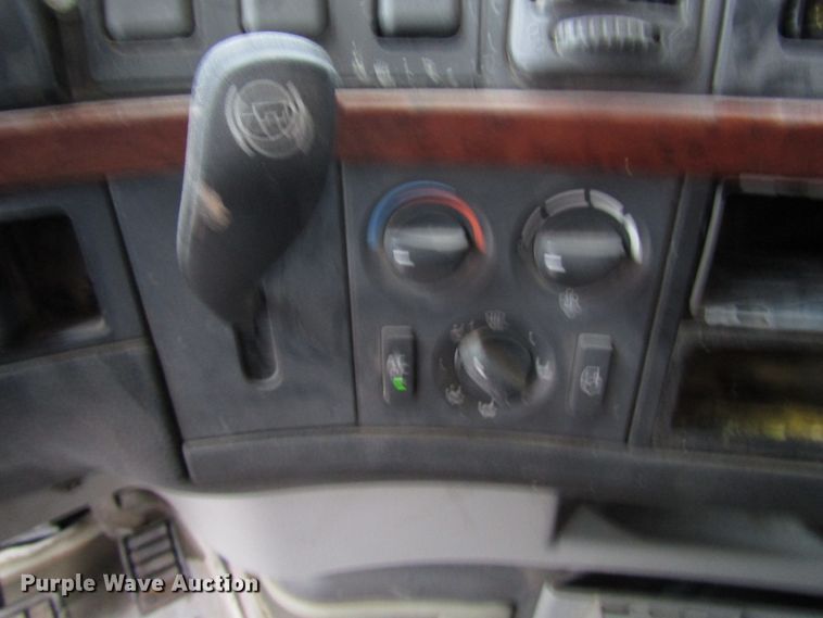 image for item DH8303 2004 Volvo VN semi truck