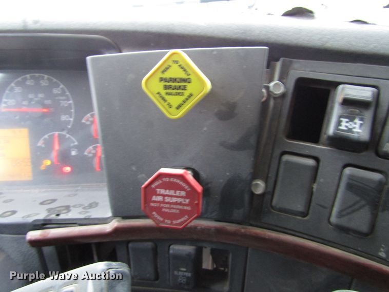 image for item DH8303 2004 Volvo VN semi truck