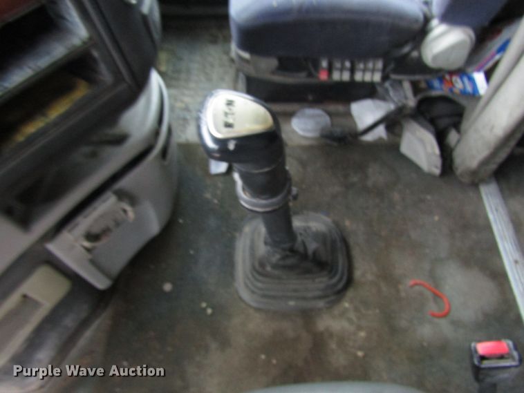 image for item DH8303 2004 Volvo VN semi truck