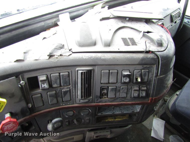 image for item DH8303 2004 Volvo VN semi truck