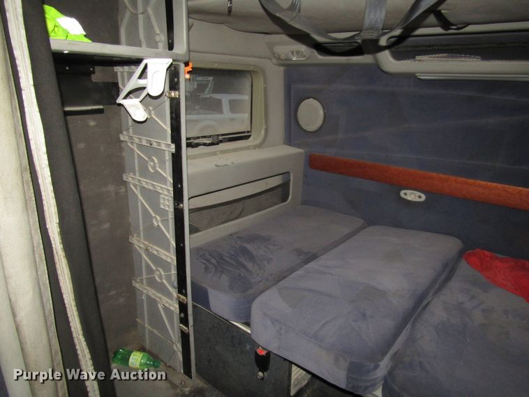 image for item DH8303 2004 Volvo VN semi truck