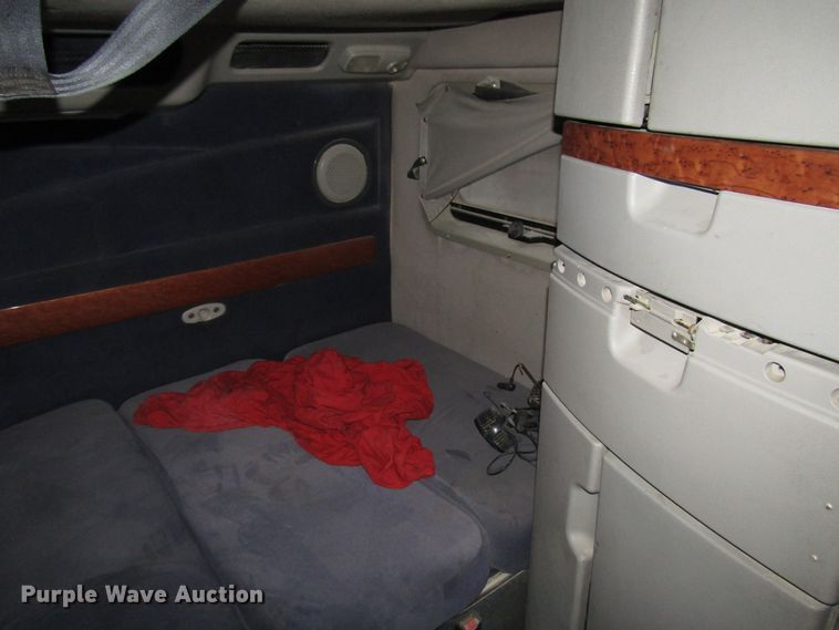 image for item DH8303 2004 Volvo VN semi truck