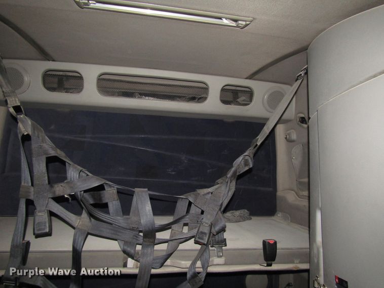 image for item DH8303 2004 Volvo VN semi truck