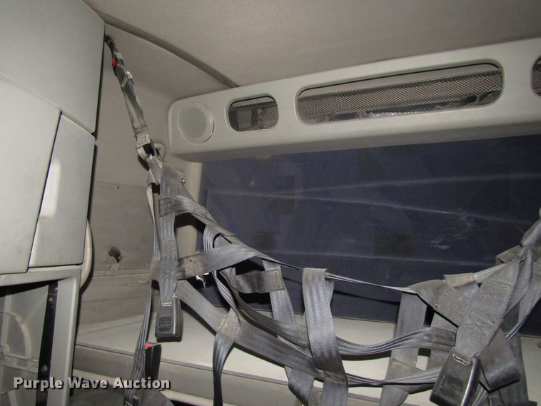 image for item DH8303 2004 Volvo VN semi truck