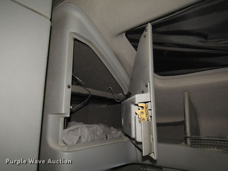 image for item DH8303 2004 Volvo VN semi truck