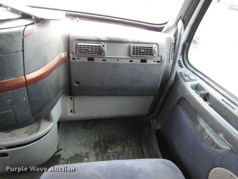 image for item DH8303 2004 Volvo VN semi truck