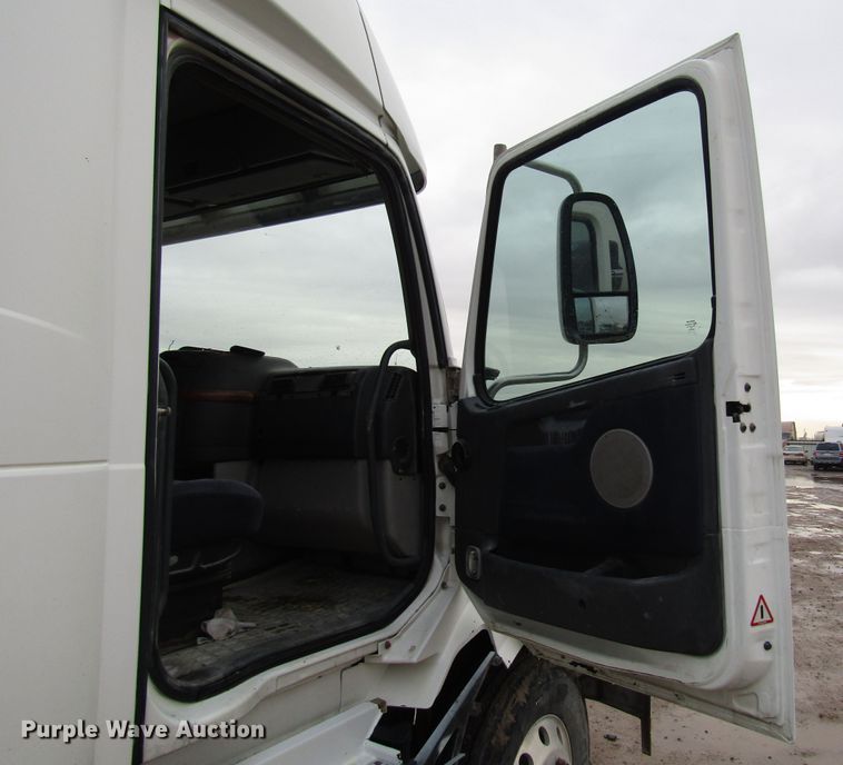 image for item DH8303 2004 Volvo VN semi truck