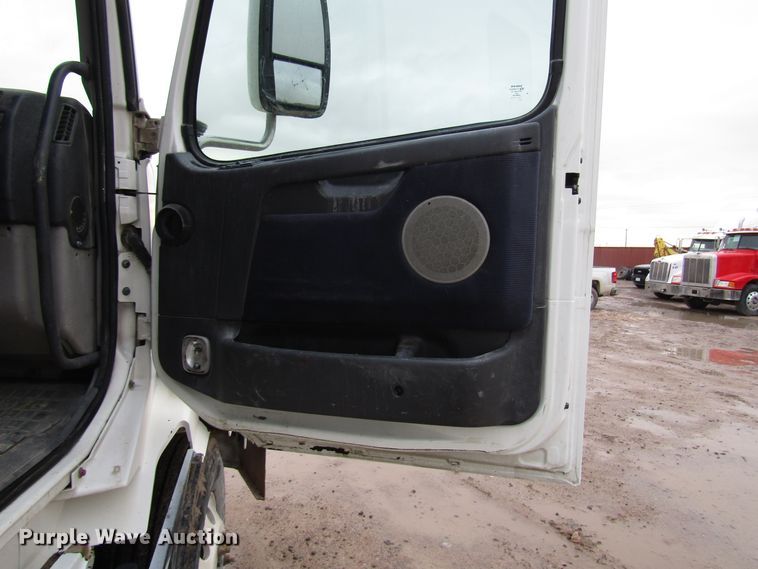 image for item DH8303 2004 Volvo VN semi truck