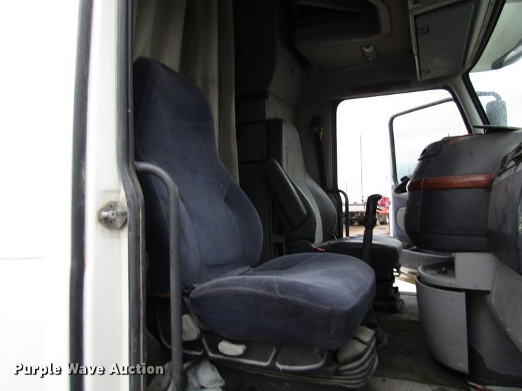 image for item DH8303 2004 Volvo VN semi truck