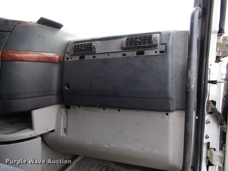 image for item DH8303 2004 Volvo VN semi truck