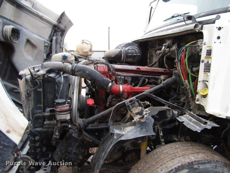 image for item DH8303 2004 Volvo VN semi truck