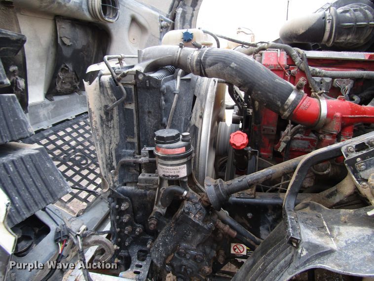 image for item DH8303 2004 Volvo VN semi truck