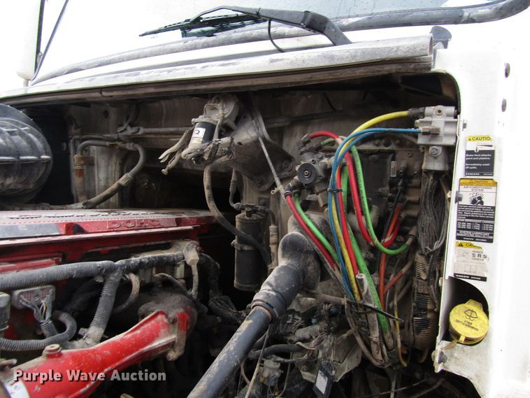 image for item DH8303 2004 Volvo VN semi truck