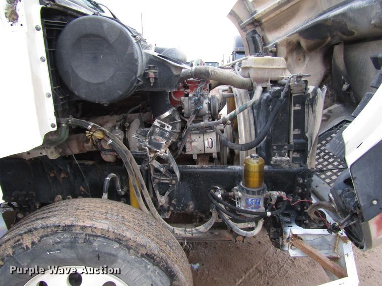 image for item DH8303 2004 Volvo VN semi truck