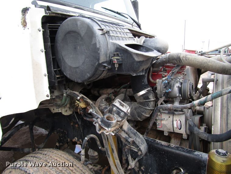 image for item DH8303 2004 Volvo VN semi truck