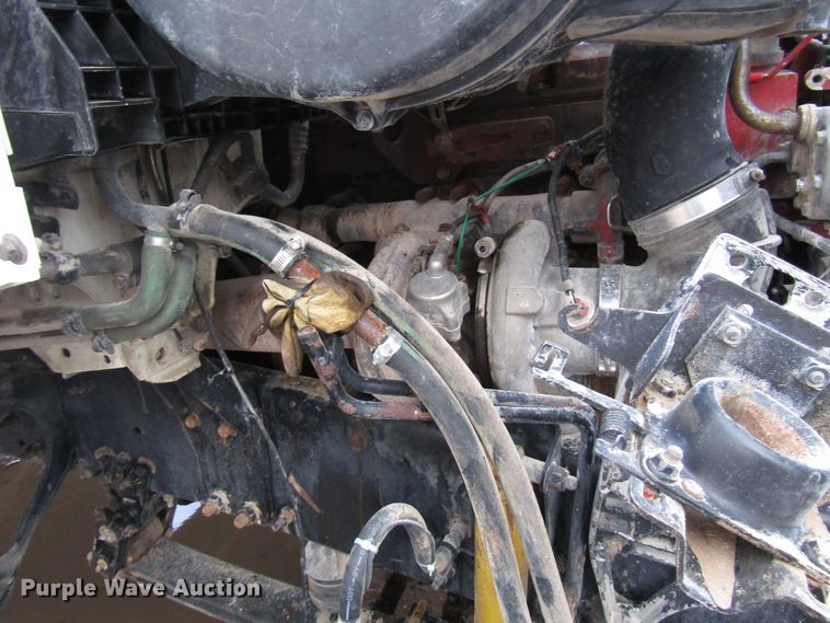 image for item DH8303 2004 Volvo VN semi truck