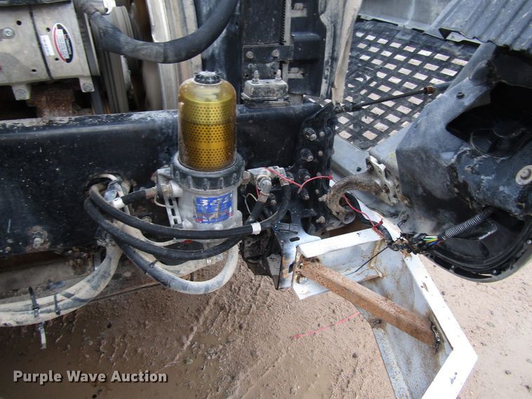 image for item DH8303 2004 Volvo VN semi truck