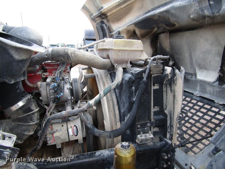 image for item DH8303 2004 Volvo VN semi truck