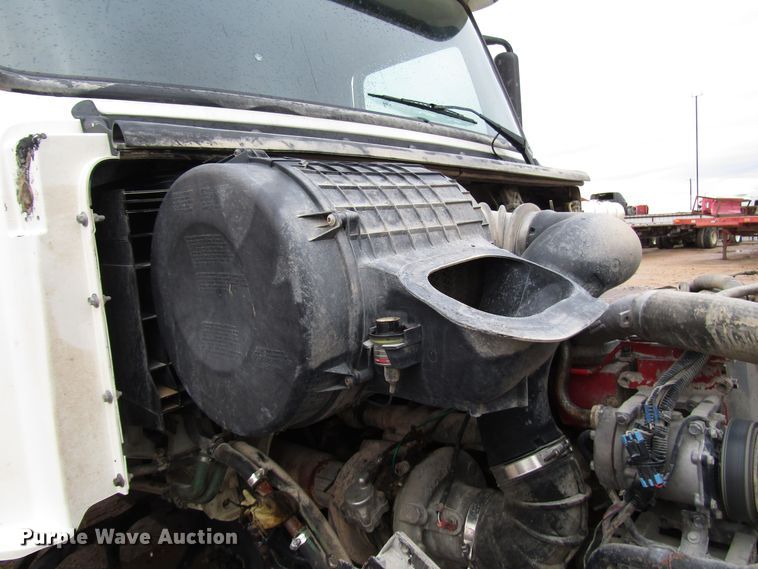 image for item DH8303 2004 Volvo VN semi truck